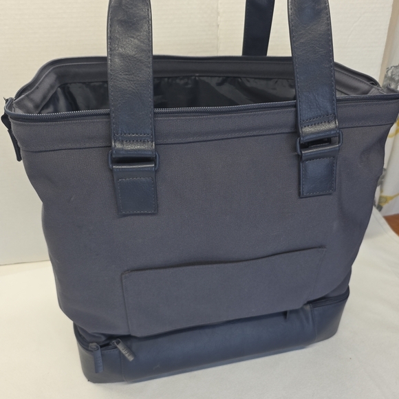 BEIS Handbags - Beis "The Convertible Weekender" in Grey, Travel / Carry On Luggage Pre-owned